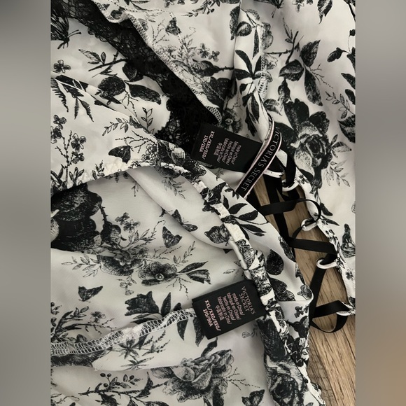 Lingerie - Picture 3 of 3